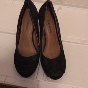 Black wedges